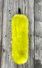 Load image into Gallery viewer, 22127 FakeFur accessoire in Neon