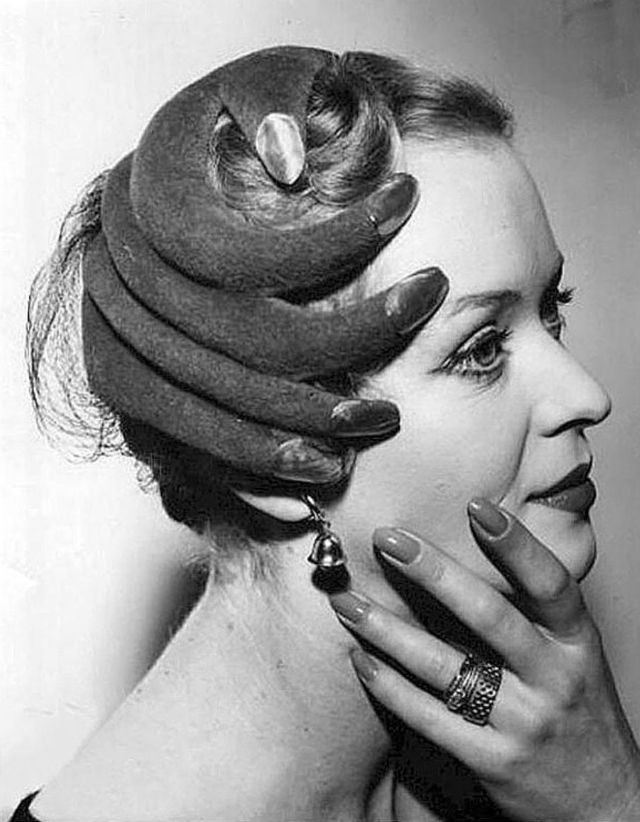Art Class Tour : Elsa Schiaparelli "Shocking as a Fashion Statement for the Avant-Garde"