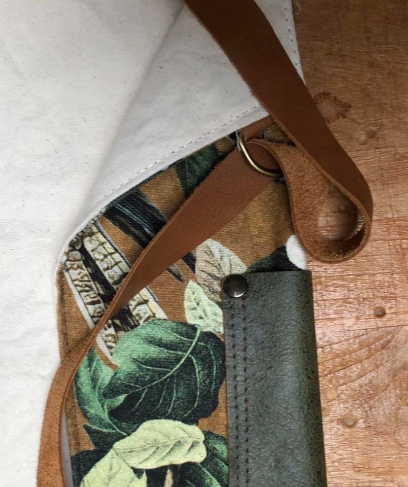 Apron in ochre / Green Monkey print