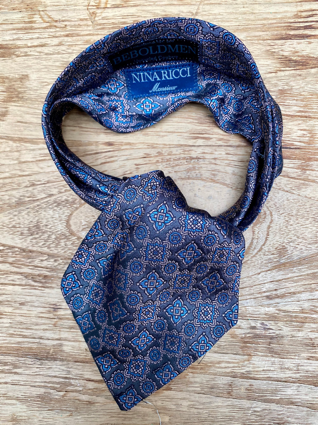 Silk accessoire recycled and made of Nina Ricci (monsieur) silk tie