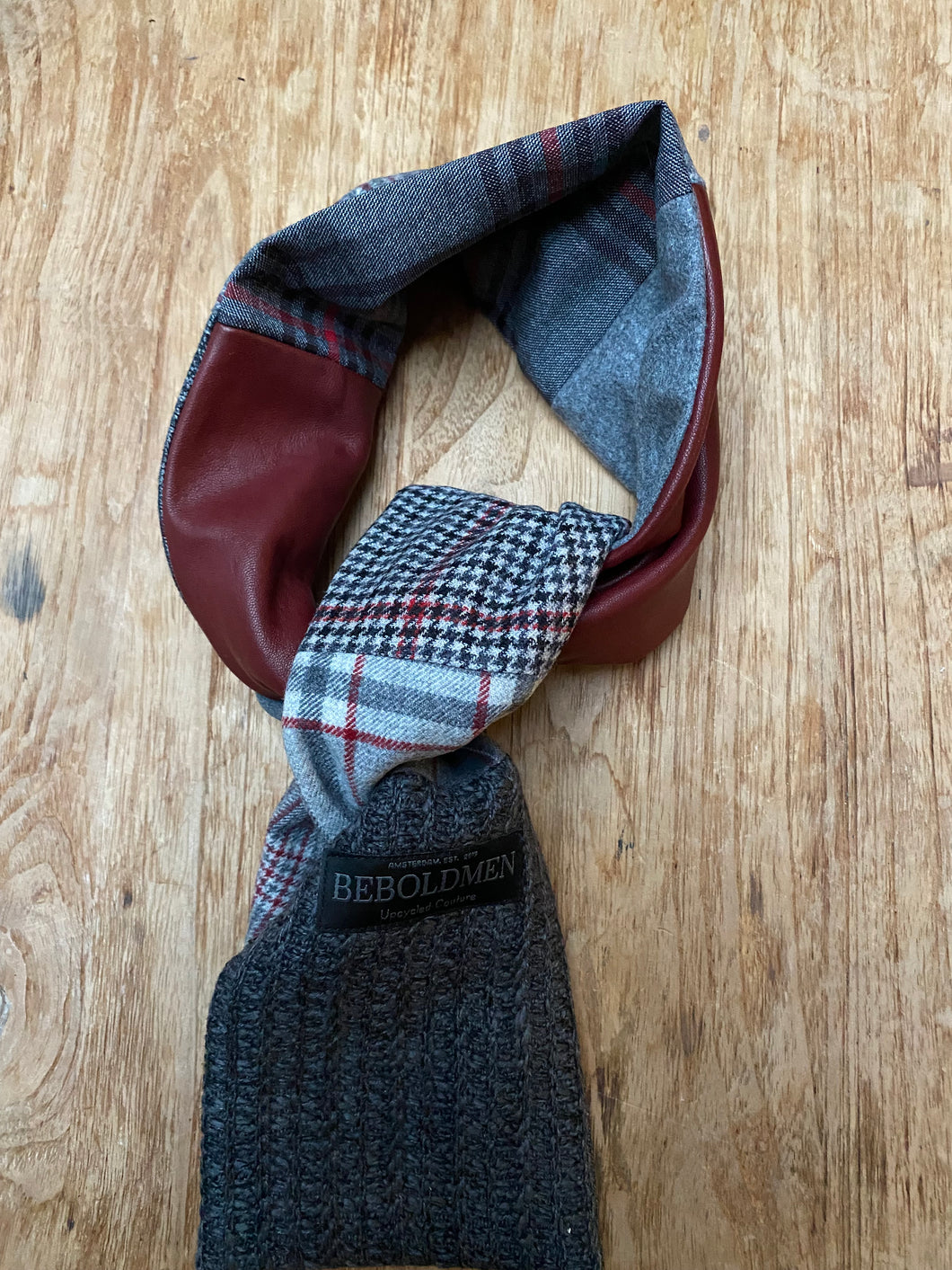 Woolen scarf In light gray with off white and dark red