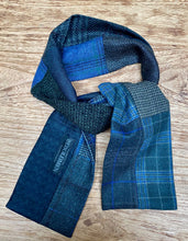 Load image into Gallery viewer, Woolenscarf in warm tones in tiel (dark green end blue tones