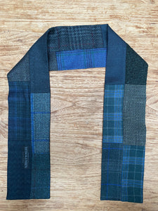Woolenscarf in warm tones in tiel (dark green end blue tones